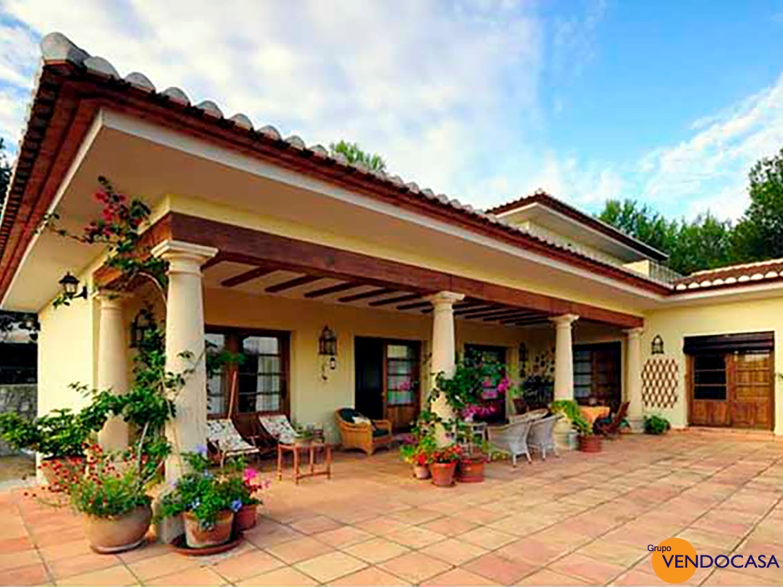 Superb Finca with horses & stables