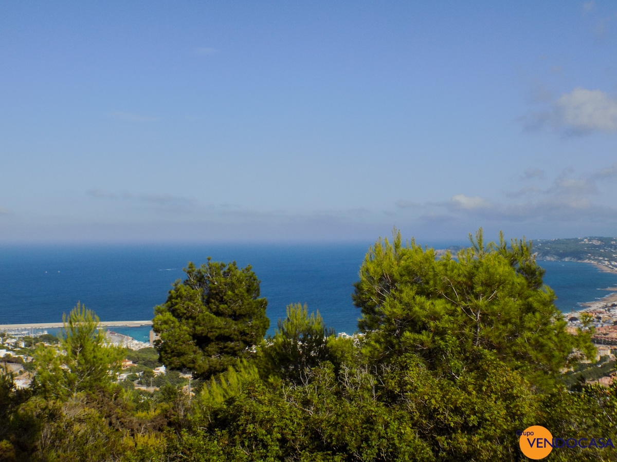 MODERN DESINE VILLA WITH PANORAMIC SEA VIEWS 