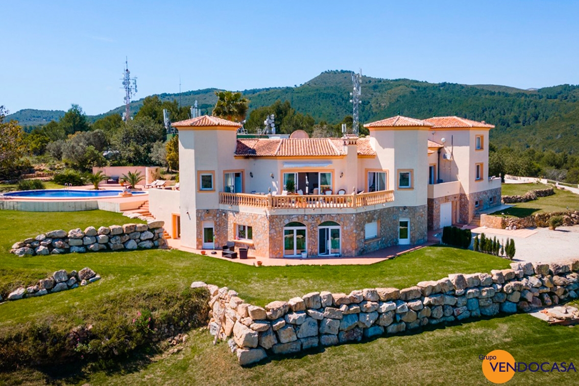 Superb villa on a 10.640M2 plot title=
