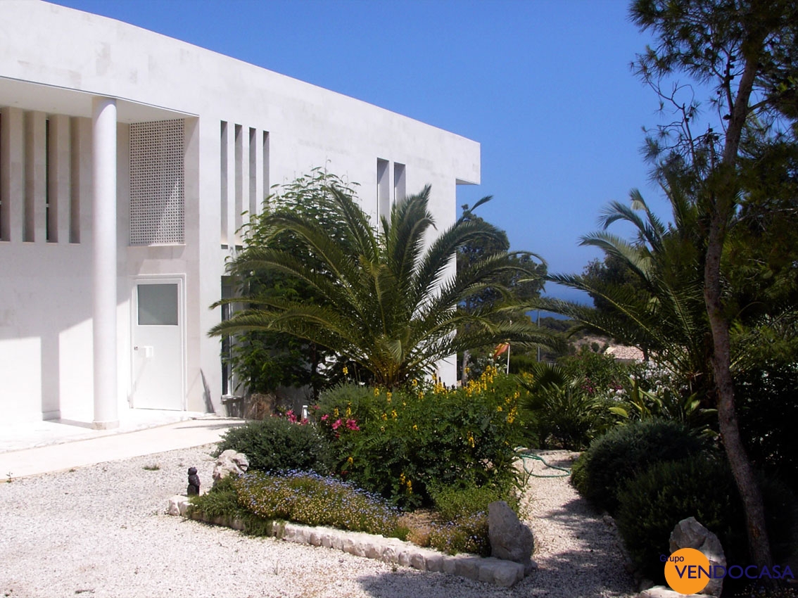 Superb modern villa with seaview