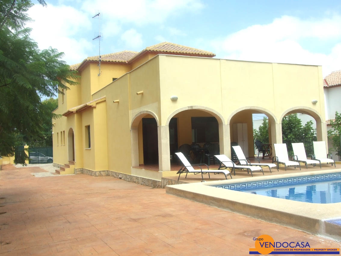 Great villa in Urb. Adsubia at a good price