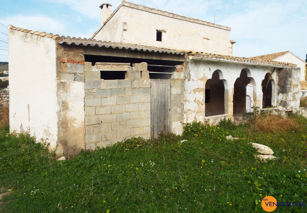 BARGAIN Old countryhouse to reform