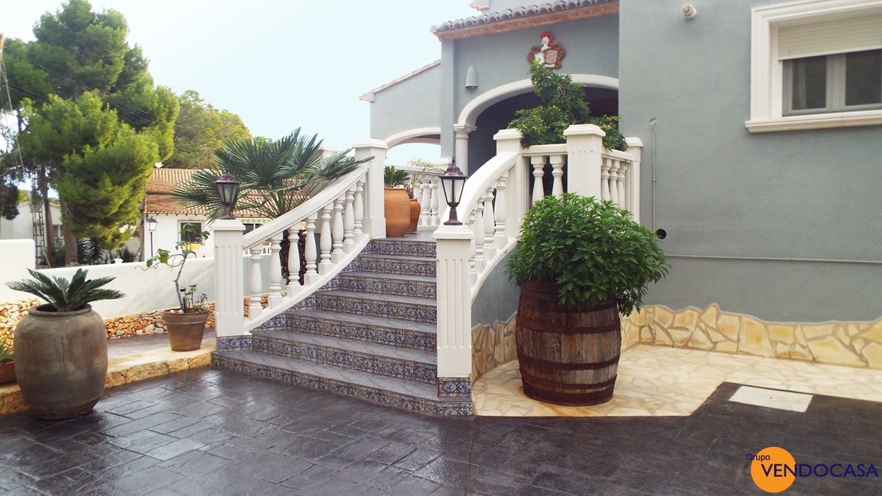 Espectacular villa at Urb. San Jaime title=