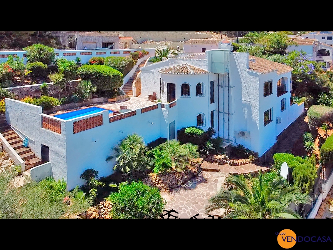 Large Villa with superb panoramic sea view