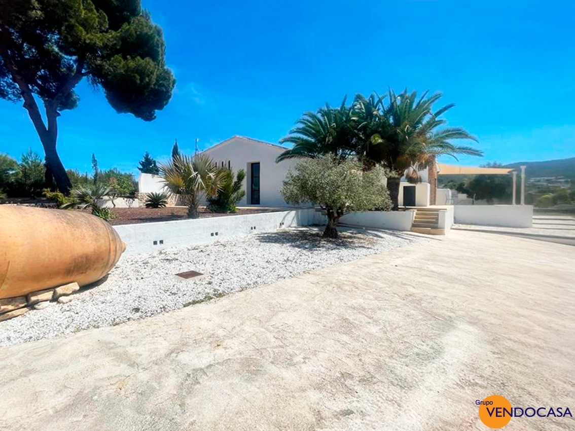 Superb traditional finca in Javea title=