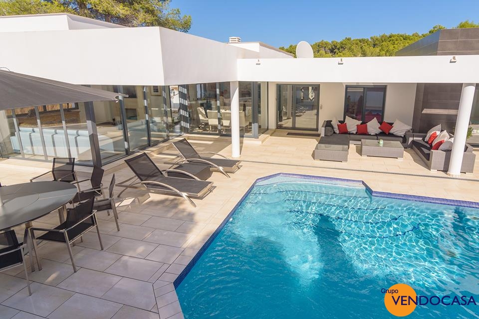 Beautifull Ibiza style on level villa