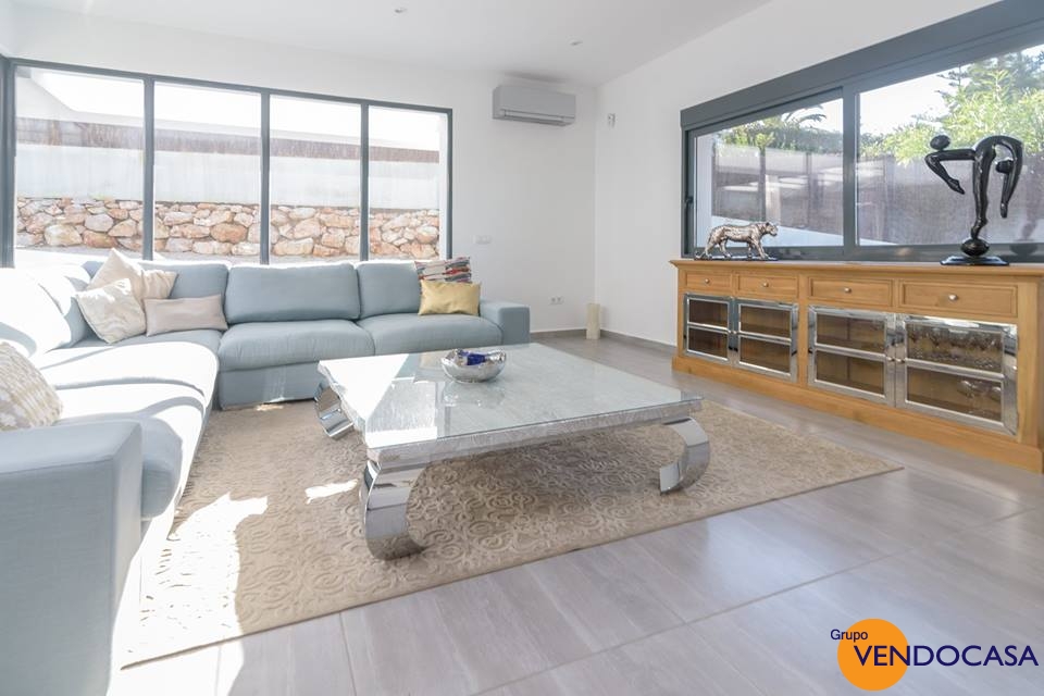 Beautifull Ibiza style on level villa