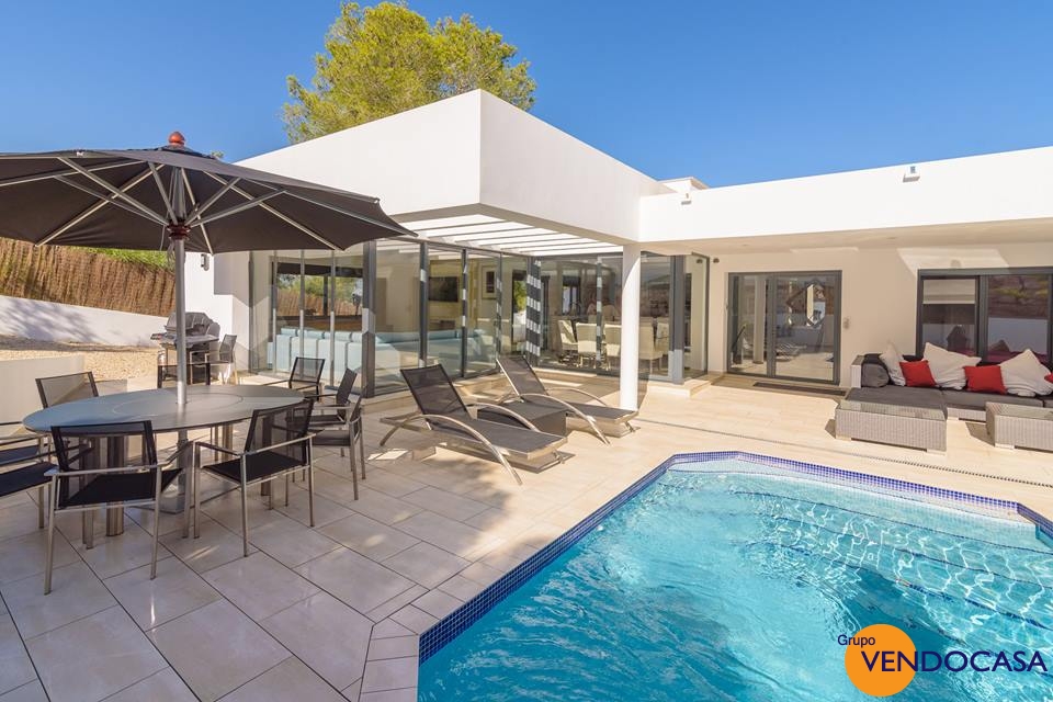 Beautifull Ibiza style on level villa
