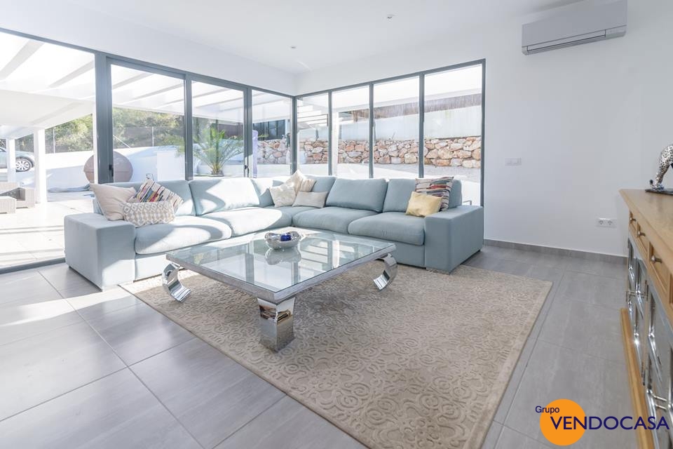 Beautifull Ibiza style on level villa