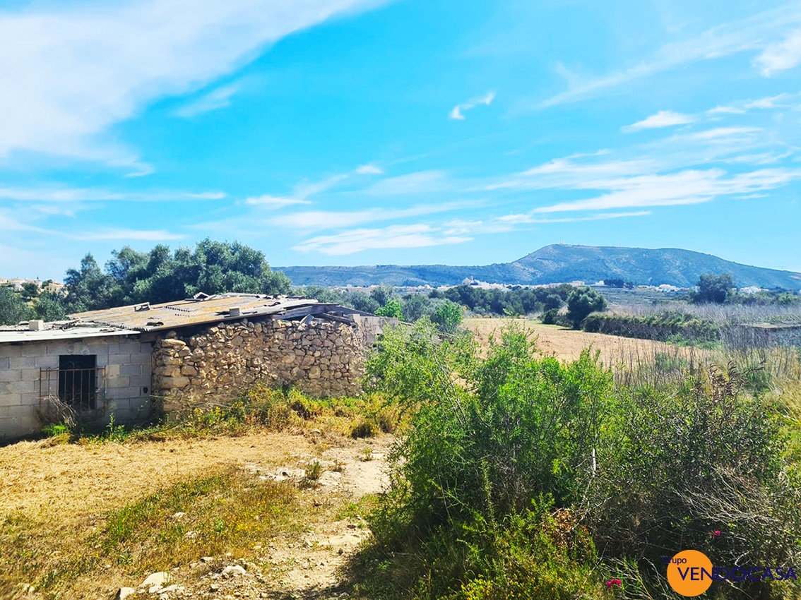 Large rustic plot with 120M2 ruine title=