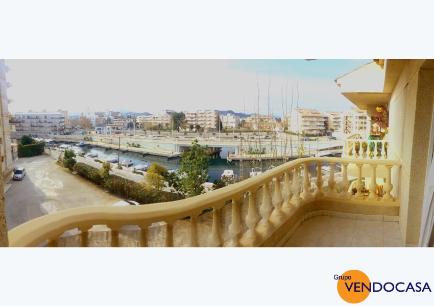 Nice apartment at the channel la Fontana