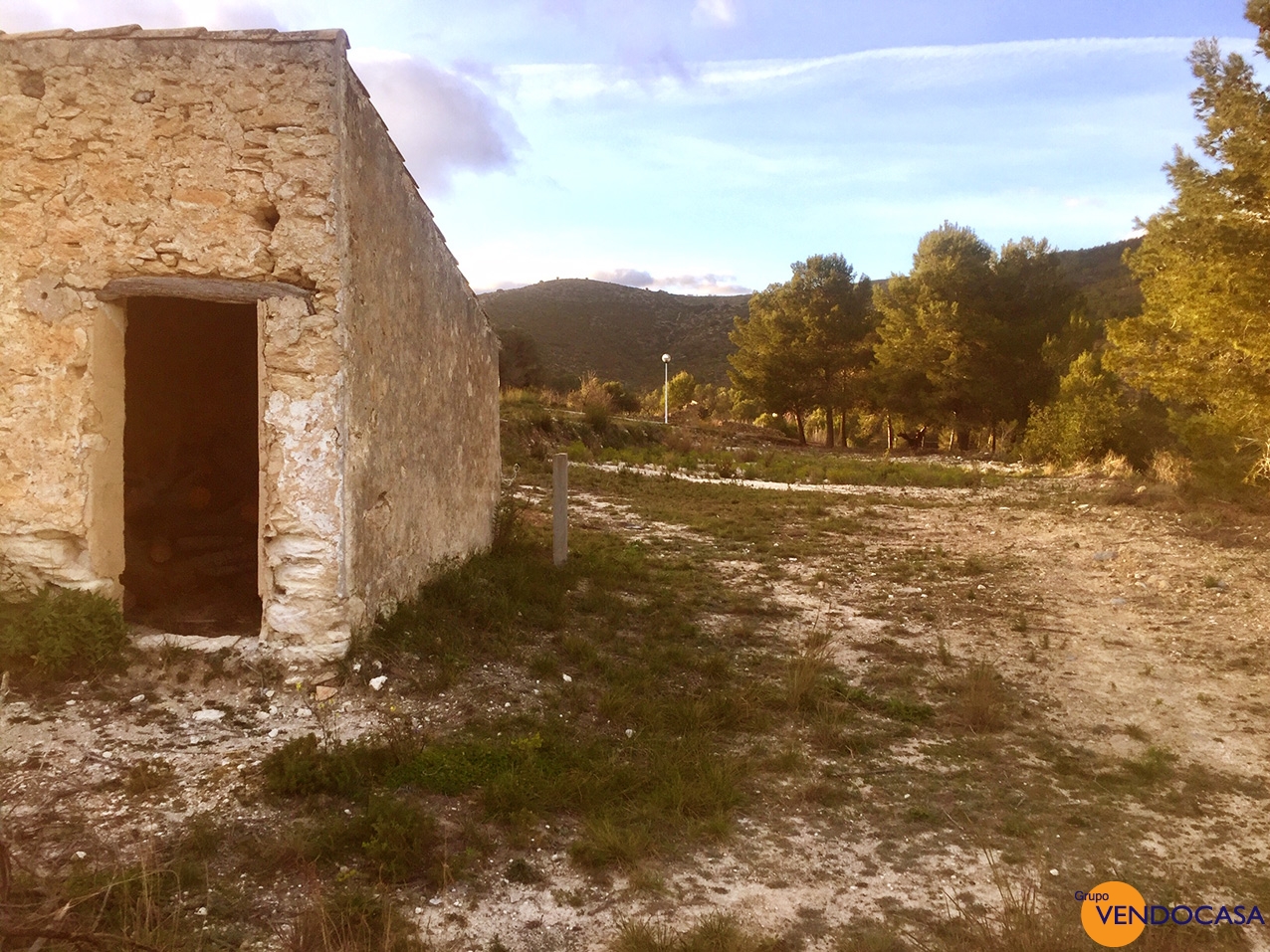 Plot with small building at benitachell