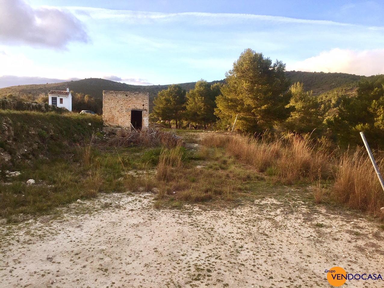 Plot with small building at benitachell