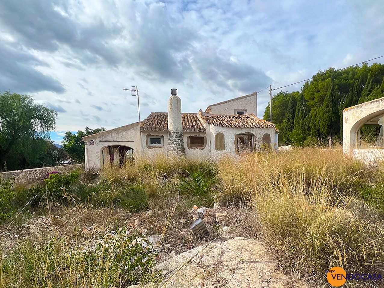 Nice villa with pool to reform