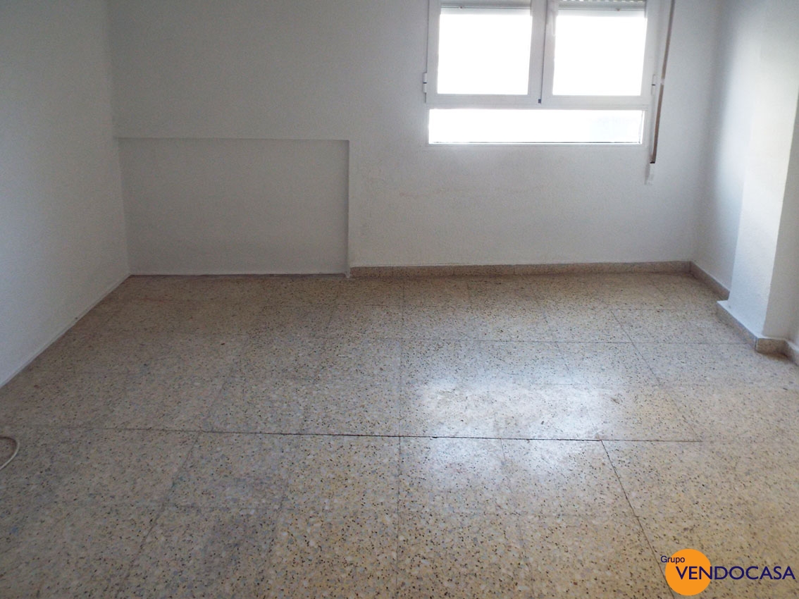 3 bedroom apartment 50m to the beach