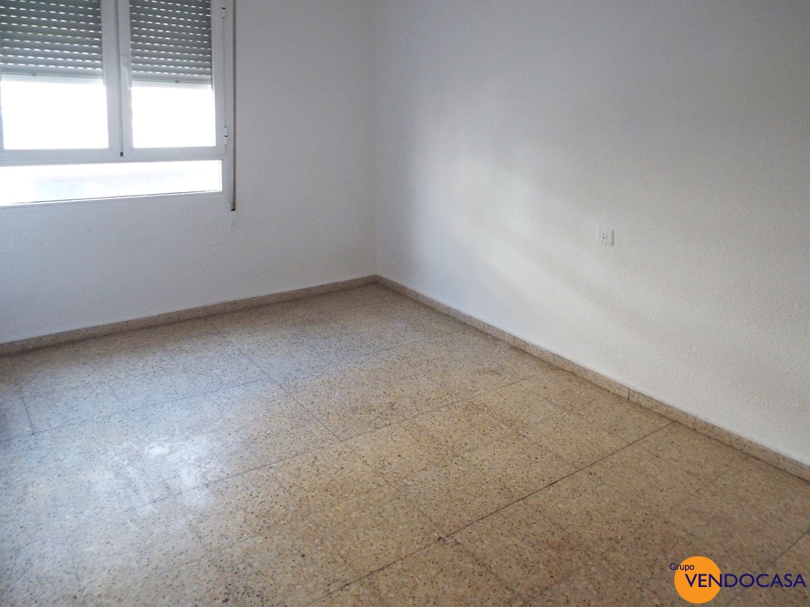 3 bedroom apartment 50m to the beach