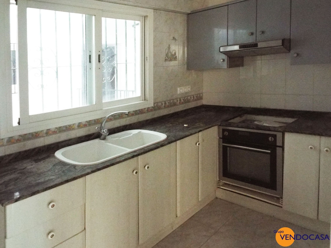 3 bedroom apartment 50m to the beach
