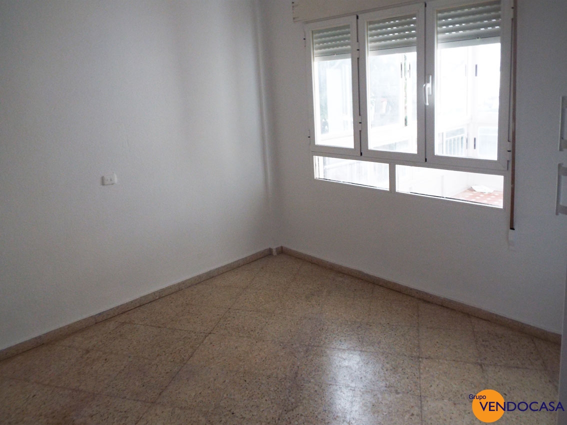 3 bedroom apartment 50m to the beach